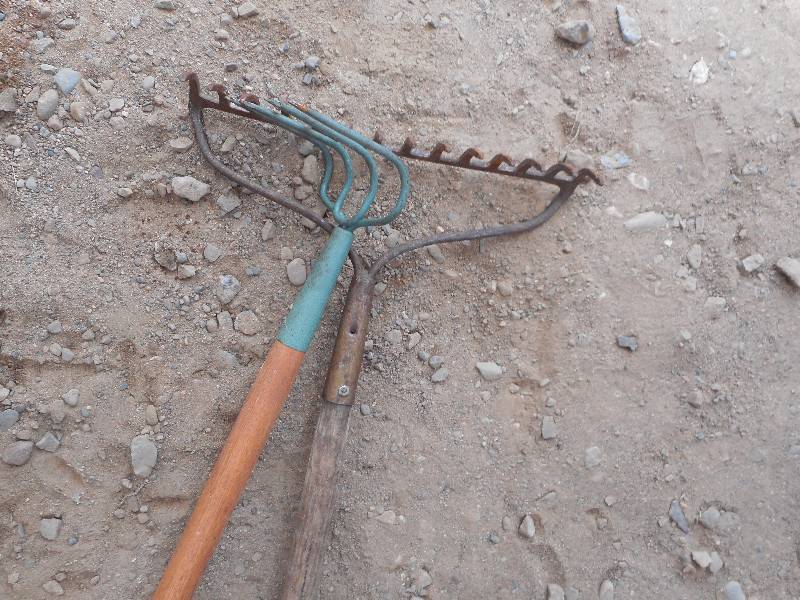 STEEL GARDEN RAKE 1 FOUR PRONGED HOE