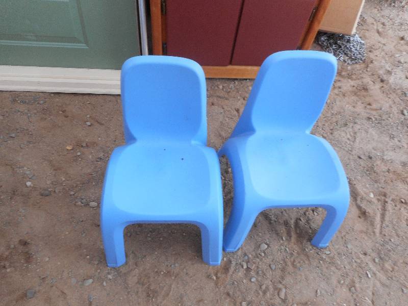 2 PLASTIC CHILDS CHAIRS