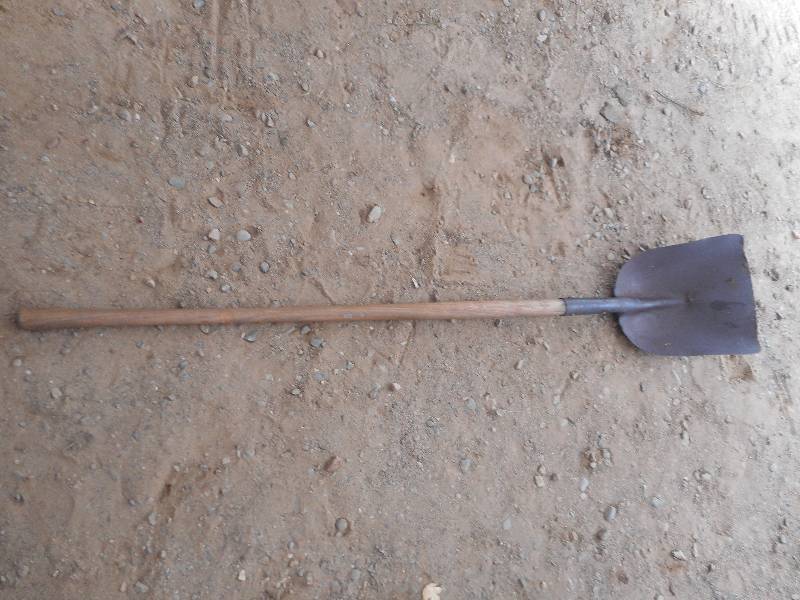 LONG HANDLED SQUARE SHOVEL