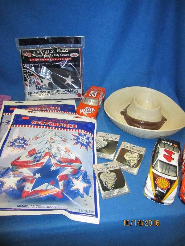 Lot of patriotic items, ceramic cow...