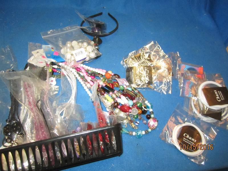 Lot of jewelery...