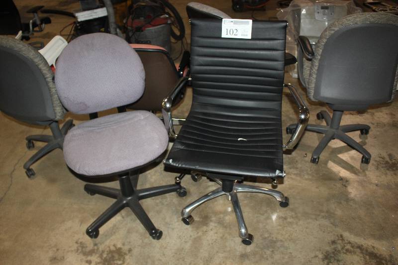 lot 102 image: Swivel Desk Chairs (6)