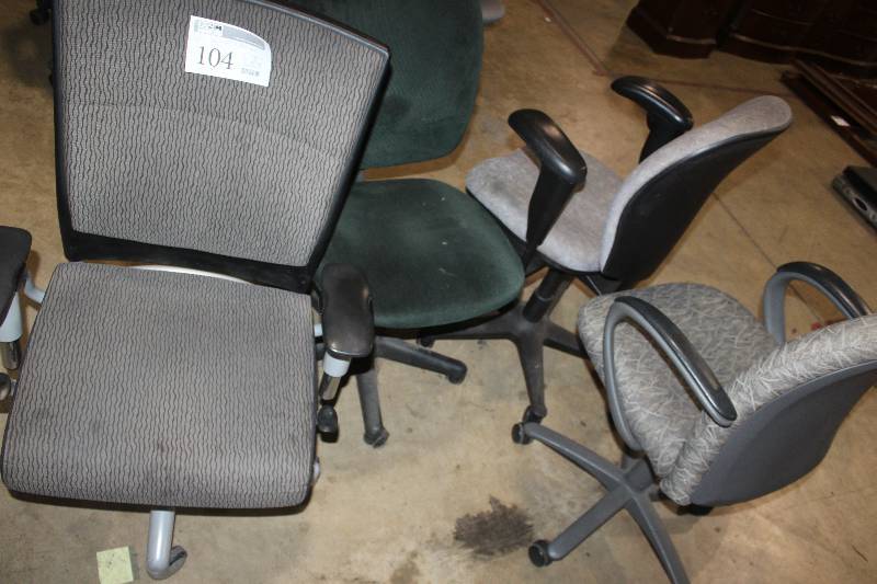 lot 104 image: Swivel Desk Chairs (4)