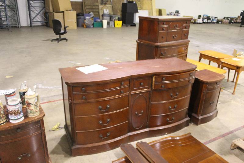 lot 110 image: Bedroom Set includes Dressers (2) Nightstands (2)