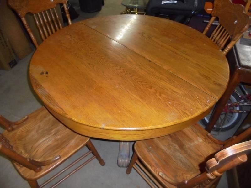 Round Pedastal Table & Chairs