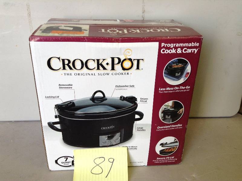 lot 89 image: Crock Pot Cook and Carry 7 Qt Never used