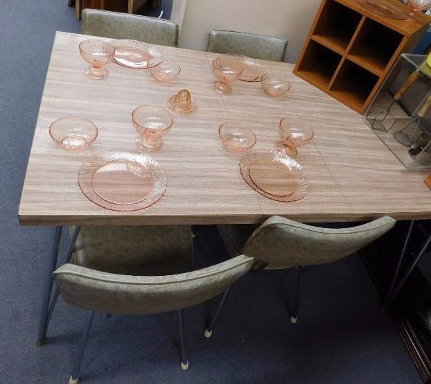 vintage formica table with chrome legs and 4 chairs�