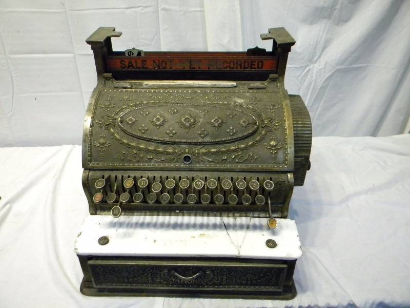 lot 4 image: Antique Cash Register