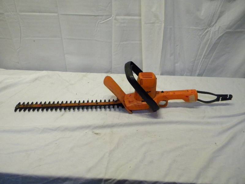 lot 6 image: Black& Decker Bush Trimmer