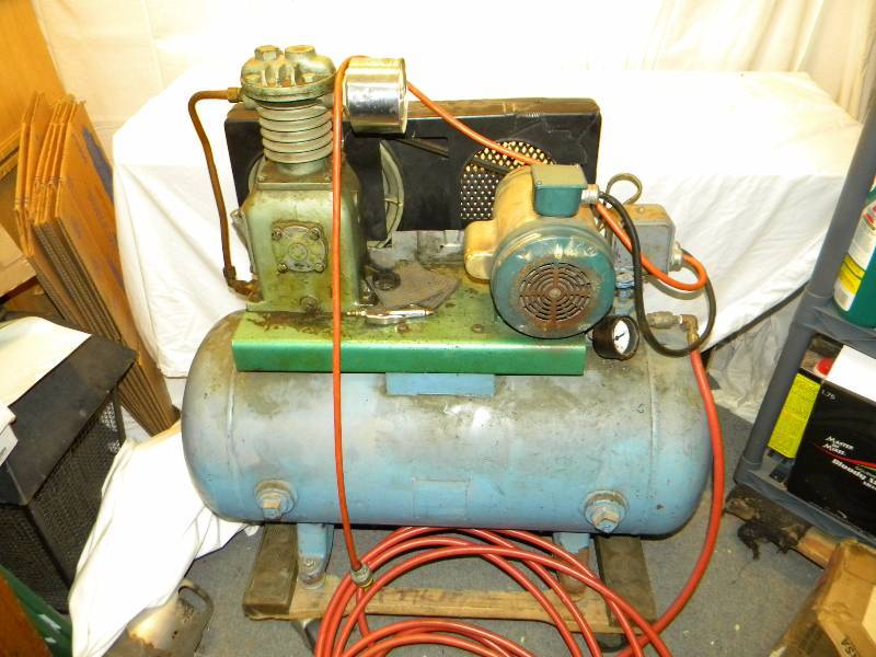 lot 10 image: Air Compressor
