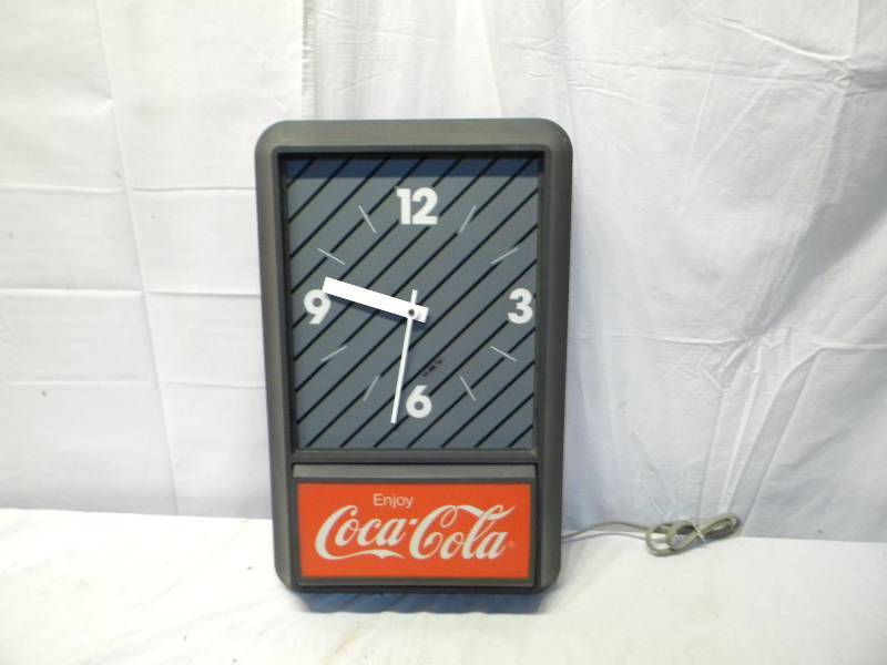 lot 11 image: Coca Cola Clock