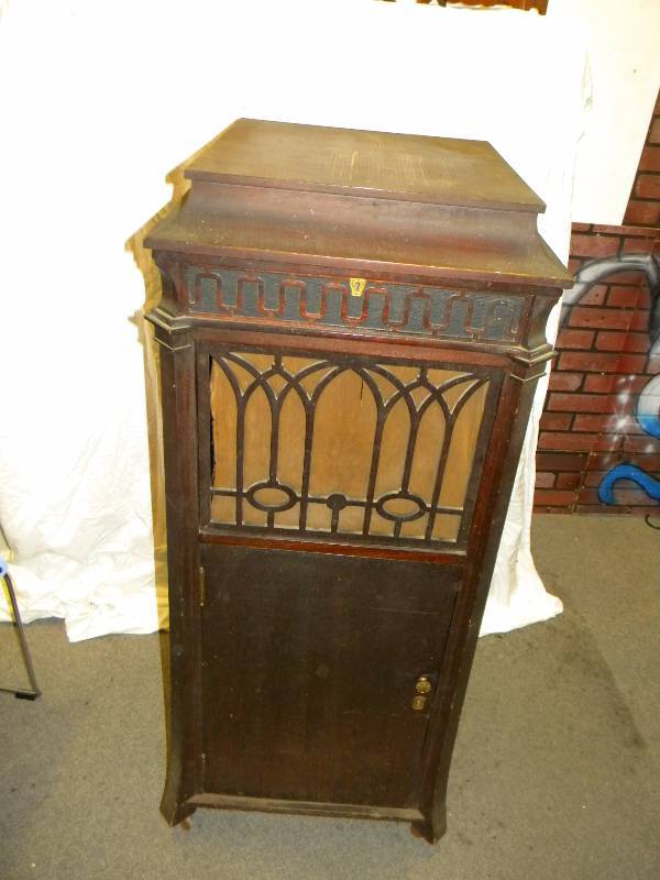 lot 25 image: Antique Edison Disc Phonograph