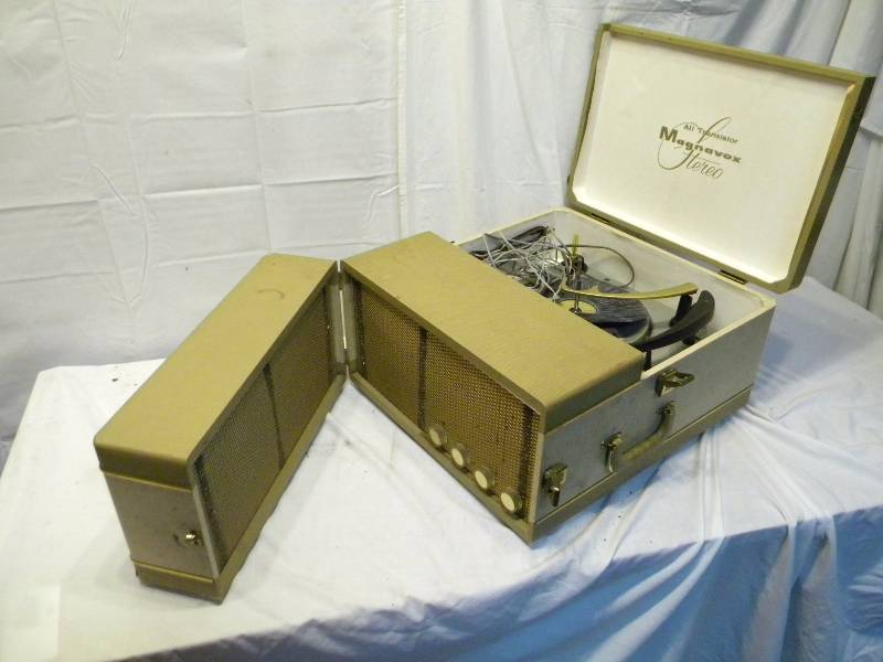 lot 27 image: Vintage Magnavox Record Player