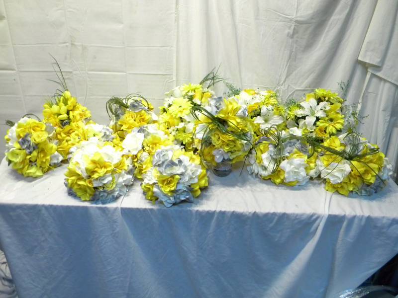 lot 104 image: Floral Arrangement Lot