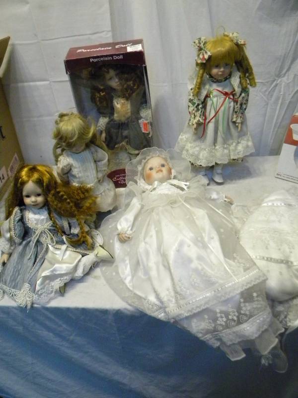 lot 120 image: Dolls