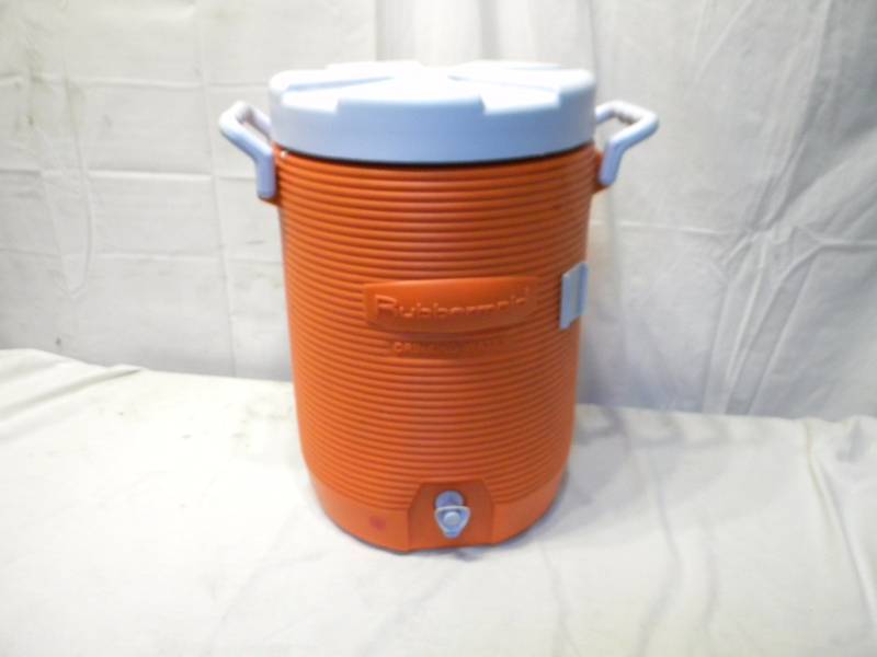 lot 123 image: Rubbermaid Cooler