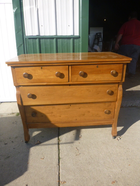 lot 5 image: 4 Drawer Dresser