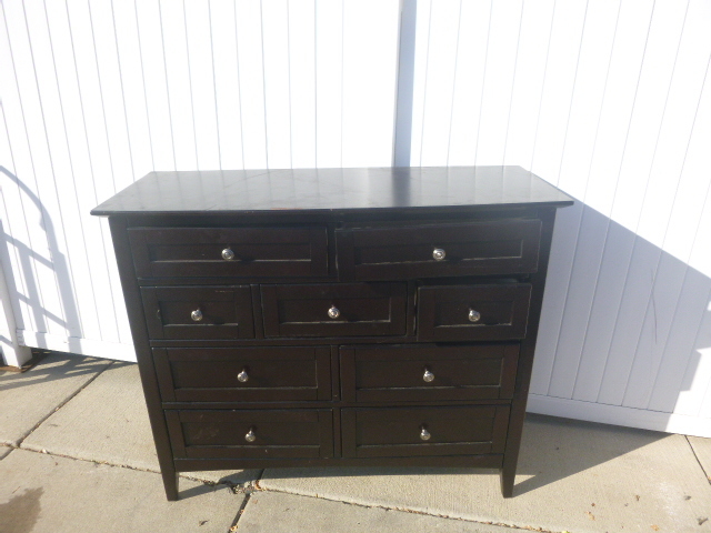 lot 6 image: 9 Drawer Dresser