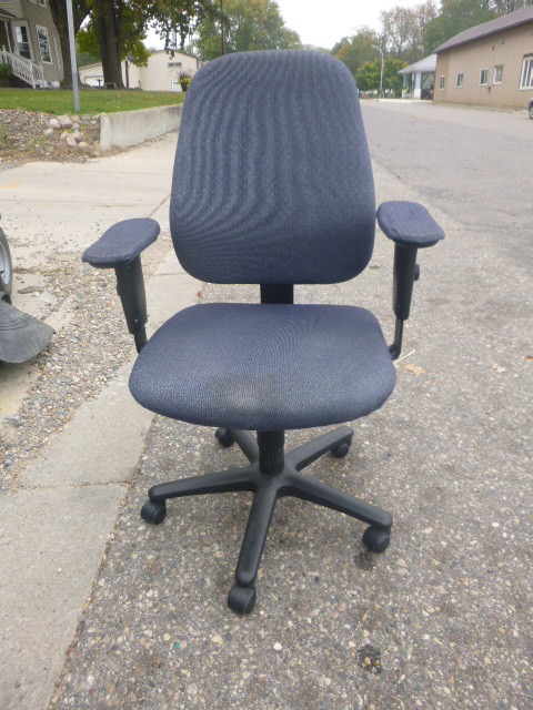 lot 17 image: Office Chair