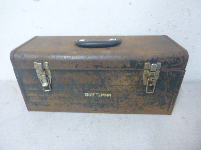 lot 26 image: Craftsman Metal Toolbox