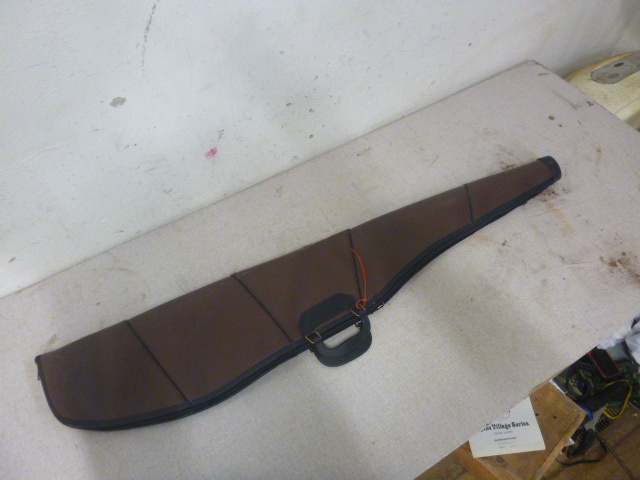 lot 29 image: Red Head Soft Gun Case
