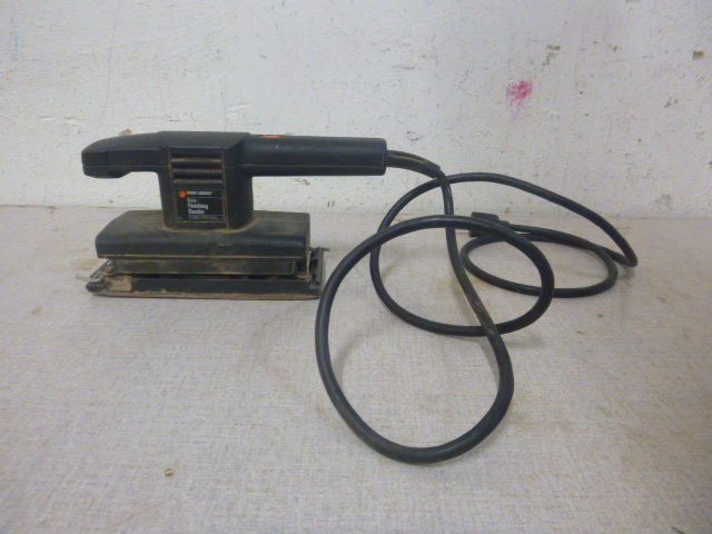lot 33 image: Black & Decker Basic Finishing Sander
