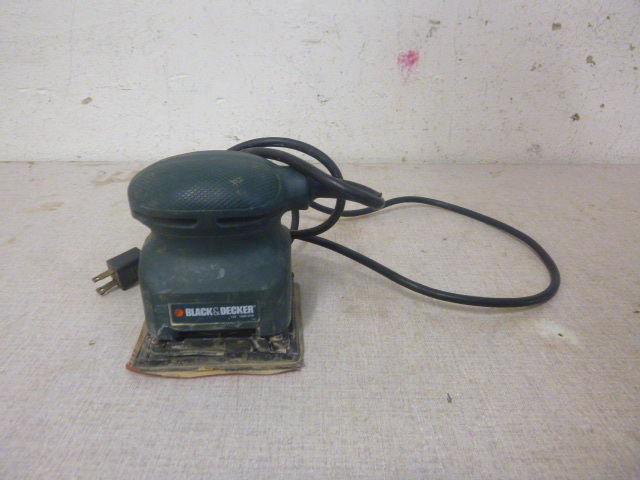 lot 34 image: Black & Decker Palm Sander