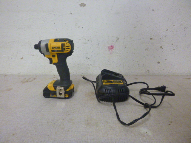 lot 36 image: DeWalt 20 Volt Cordless Impact Drill