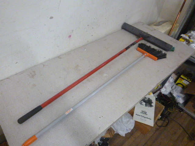 lot 41 image: 2 Brooms
