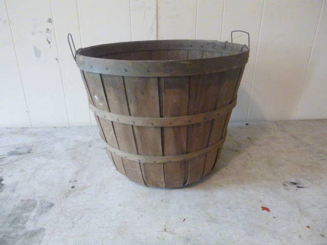 lot 64 image: Vintage Round Fruit Basket