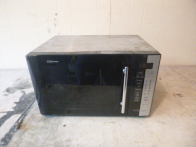 lot 83 image: Emerson Microwave Oven
