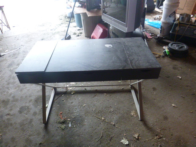 lot 86 image: Small Desk