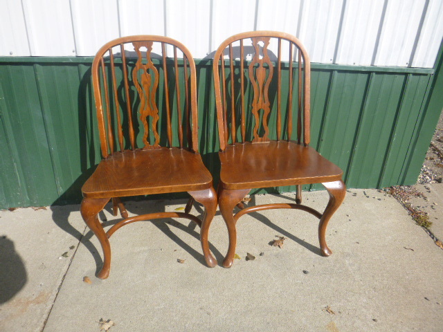 lot 100 image: 2 Oak Chairs