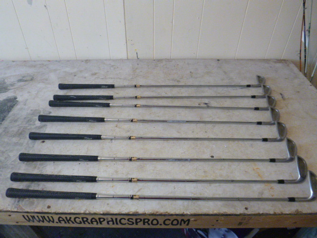 lot 132 image: 8 Titleist 990 Golf Clubs