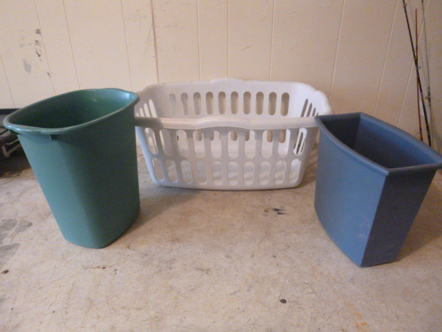 lot 162 image: 2 Small Trash Cans and a Laundry Basket