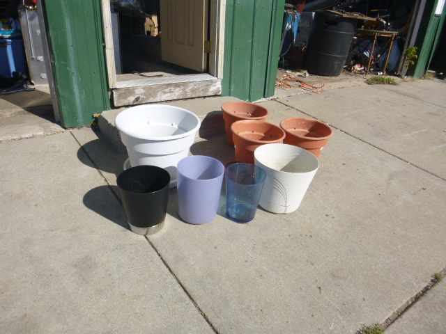 lot 200 image: Miscellaneous Planters