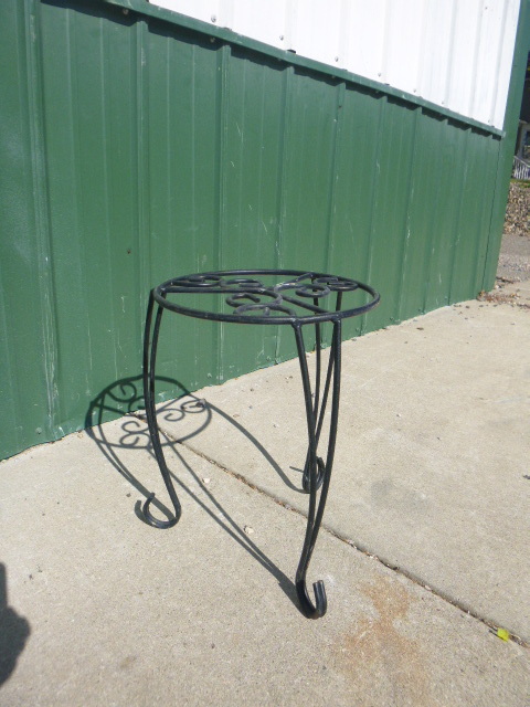 lot 211 image: Metal Plant Stand