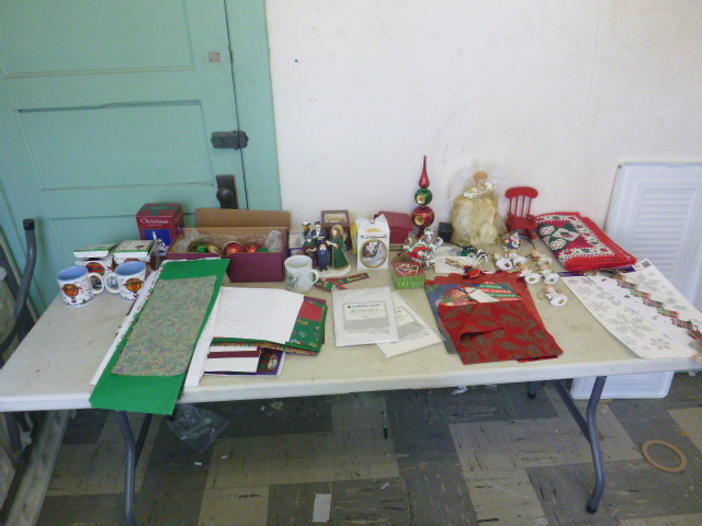 lot 212 image: Miscellaneous Holiday Dcor