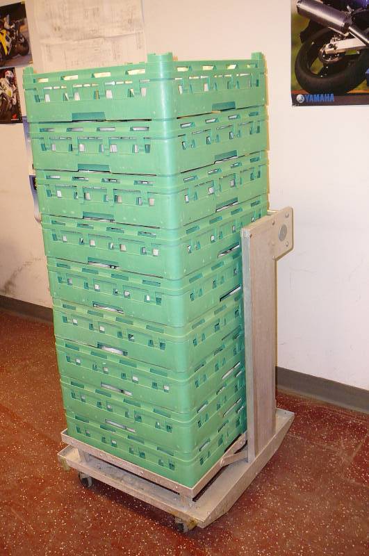 lot 181 image: Cart with plastic trays approx. 180 cups