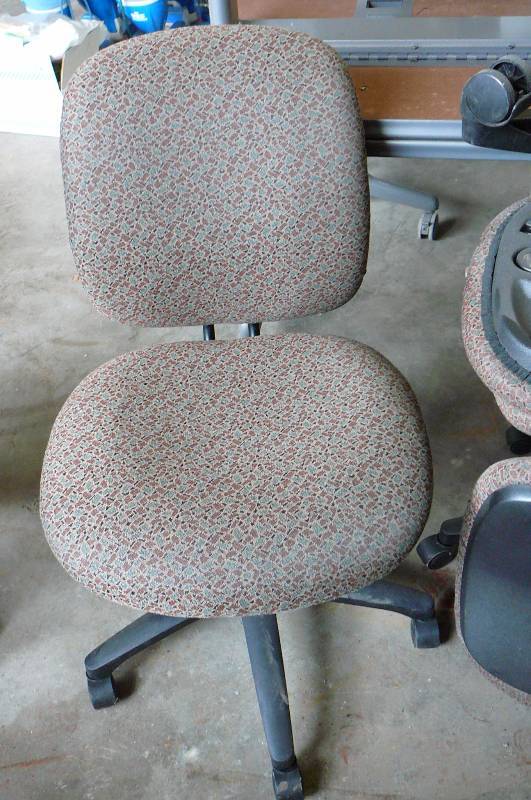 lot 4 image: Office Chairs