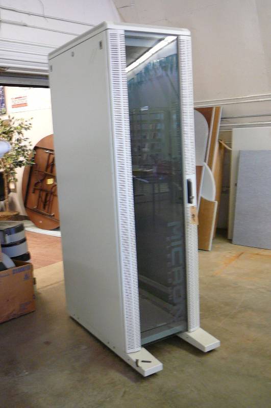lot 40 image: Computer Cabinets