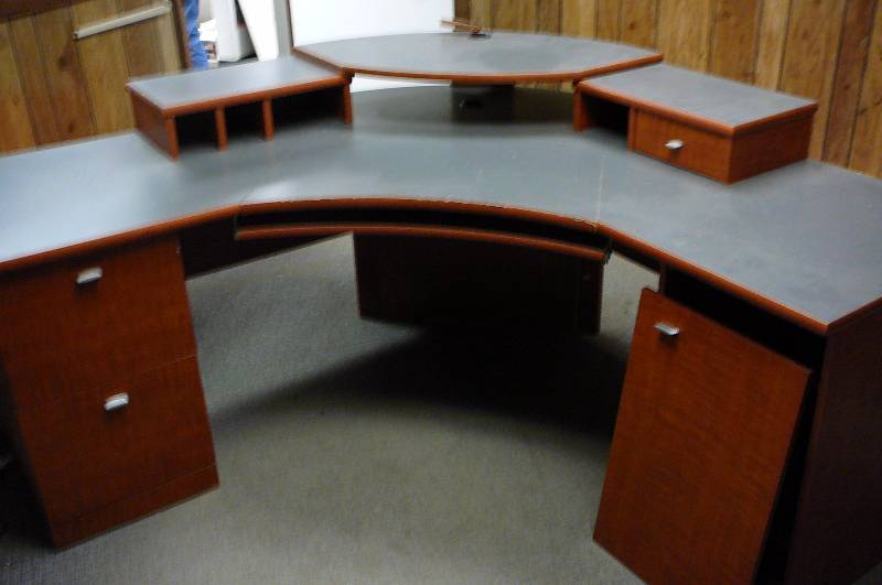 lot 203 image: Desk