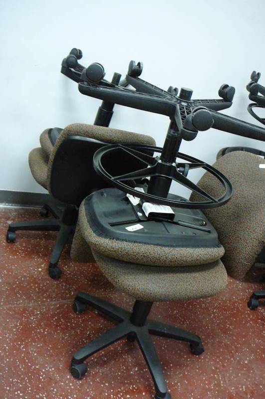 lot 221 image: Office Chairs