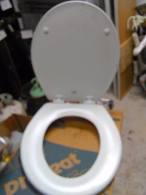 Toilet seat, New in Box, Beemis 1500 pro
