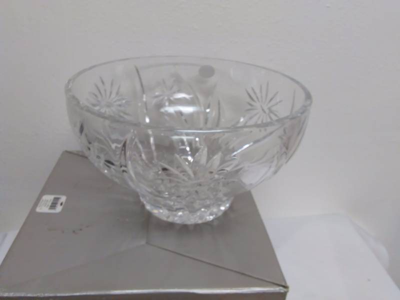 New in Box 9� Crystal Daisy Bowl