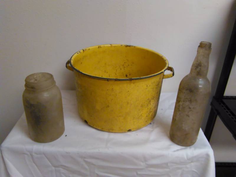 Vintage yellow enamel stock pot and glassware, see pictures, great for landscaping
