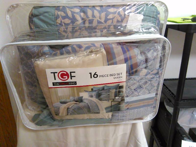 New � Queen Sized Bed in a Bag, see pictures for complete description.  9 Pieces in all.  Sheets (flat, fitted and cases (2), Pillow Shams (2), comforter, dust ruffle, and decorator pillow.
