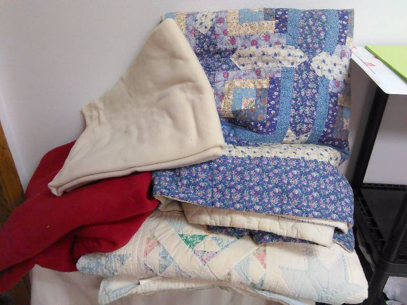 Lot of (4) quilts, snuggle body bag and fleece lap blanket (new)