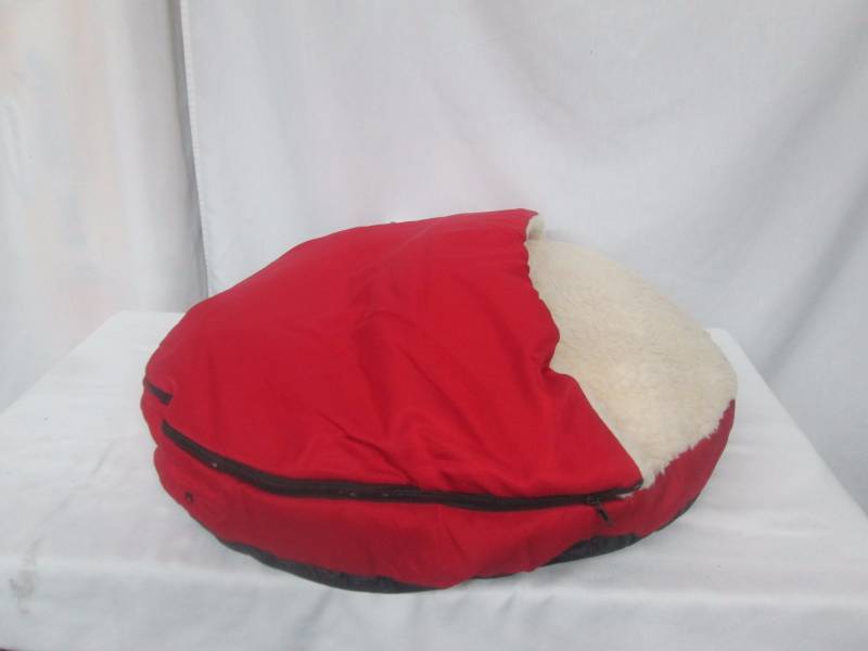 lot 54 image: Pet Parade Pet Cave Deluxe