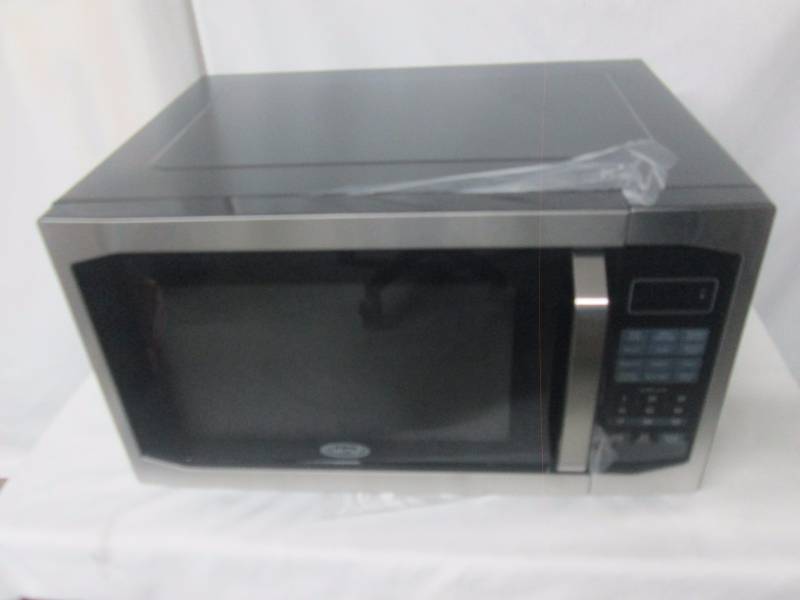lot 15 image: Chefs Mark 1.6 cu. ft. 1100-Watt Microwave Oven